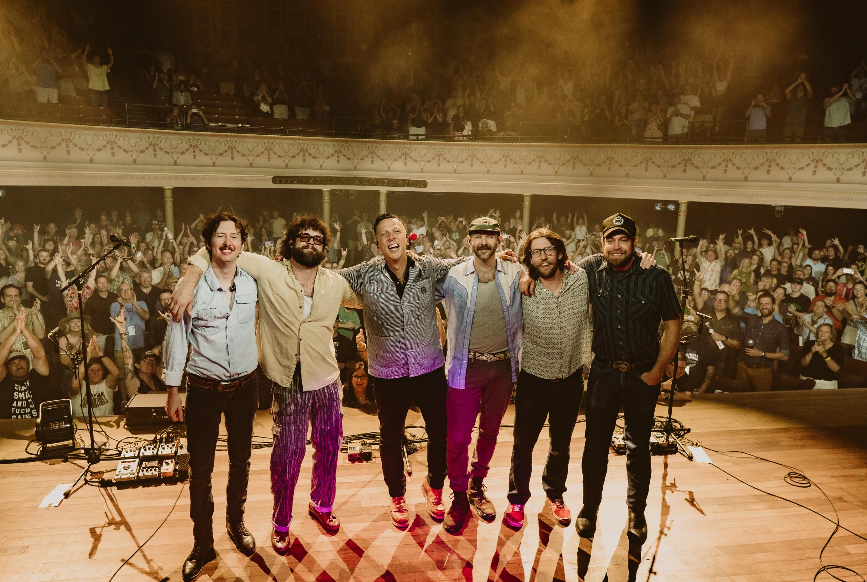 Round three at the Ryman with @americanaquarium had a fun twist and now I’m the proud new owner of cut resistant gloves. Thanks to everyone who came to the show it was magical per usual.
📸: @samantha.with.a.camera